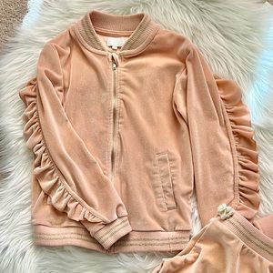 💕Size 6 super cute 2 piece matching sweatsuit with darling ruffle!